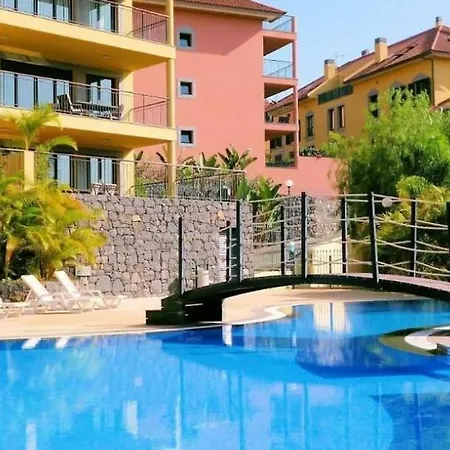 Appartement Private Garden And Pool In The Heart Of